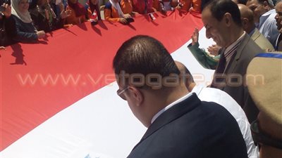 بالصور.. وزير الزراعة ومحافظ الفيوم يوقعان على أطول علم مصري