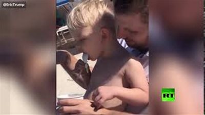 فيديو طريف لحفيد ترامب أثناء تناول المثلجات