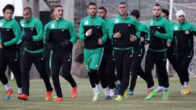 طبيب المصري يطمئن على إصابة لاعب منتخب الشباب بمطار قرطاج