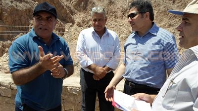 بالصور.. وزير الري يتفقد مجري السيول بنويبع
