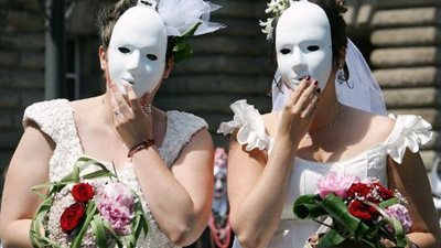 جدل في أستراليا حول إباحة زواج المثليين