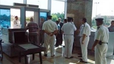 ضبط 71 هاربا خلال حملة أمنية بمطار القاهرة