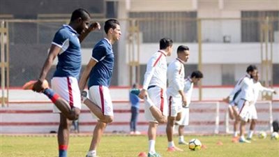 لاعبو الزمالك يؤدون مرانهم في الجيم