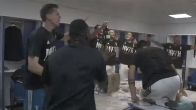 احتفالات جنونية للاعبي يوفنتوس في غرفة خلع الملابس (فيديو)