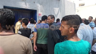 بالصور.. تجمهر أفراد الشرطة وأهالي «شهيد أبوحماد» أمام المستشفي