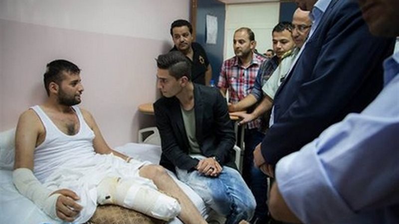 محمد عساف يتفقد جرحى