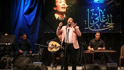 علي الحجار يبدع بسهرة غنائية بنكهة الزمن الجميل في الساقية (صور)