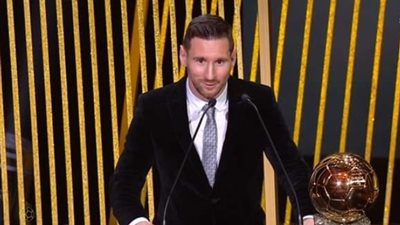 ميسي يفوز بالكرة الذهبية للمرة السادسة في تاريخه.. يتفوق على رونالدو.. ومحمد صلاح خامس لاعب بالعالم.. ورياض محرز عاشرا.. وبيكر الحارس الأفضل.. وميجان أفضل لاعبة.. ماتيس دي ليخت يحصد جائزة تحت 21 عاما