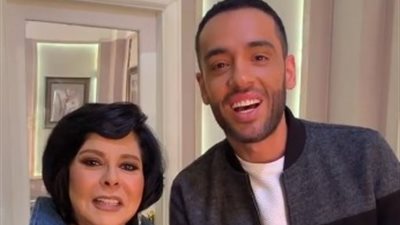 رامي جمال يقبل رأس إسعاد يونس في أول لقاء له بعد إصابته بمرض البهاق 