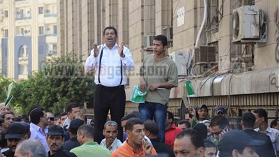 توافد مؤيدى ومعارضى مرسى  على مكتب النائب العام