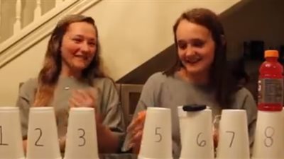 تحدي الفلفل الحار بين فتاتين (فيديو)