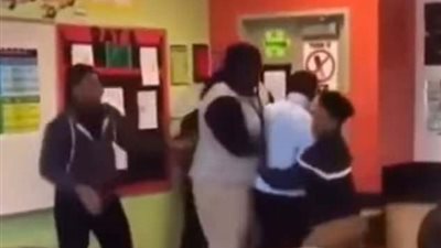 مشاجرة بالأيدي بين معلم وطالب داخل الفصل (فيديو وصور)