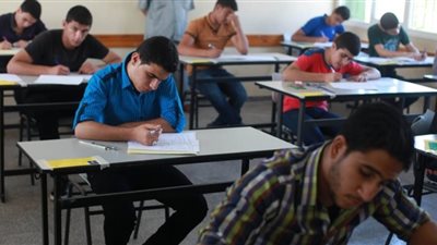 طلاب الإعدادية بالقاهرة والجيزة يؤدون امتحان الهندسة والعلوم.. اليوم