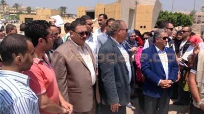 توقف موكب وزير الآثار ومحافظ الشرقية لمتابعة حادث تصادم