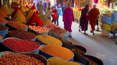 مصادرة طن و685 كيلو توابل وأعشاب مجهولة المصدر بأبو النمرس