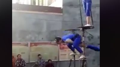 لقطات مروعة لسقطات محتفلي المهرجانات الصينية (فيديو)