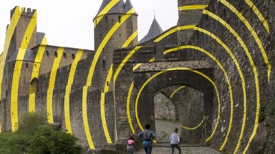 لقطات صادمة لفنان يخرب أسوار قلعة تاريخية بدوائر صفراء (صور)