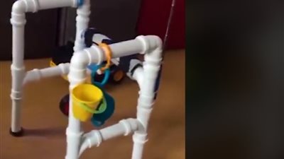 أب يصمم مشاية لطفله لغلاء سعرها (فيديو)