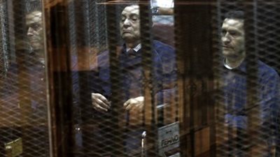 مساعد وزير الداخلية للإعلام في شهادته بـ«محاكمة القرن»: «العادلي» طالب بضبط النفس في «اجتماع 20 يناير».. قطع الاتصالات كان سلبيا.. 100 مصاب من الشرطة يوم 25.. وأعداد ضخمة