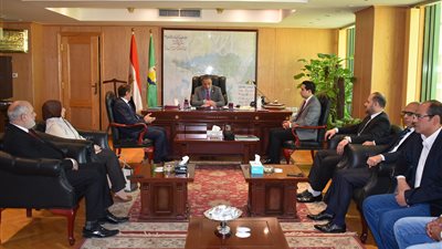 محافظ الفيوم يستقبل وفدًا من مركز الأورام