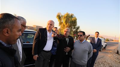 محافظ قنا يتفقد مخرات سيول المعنا وكرم عمران والكلاحين (صور)