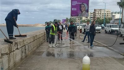 إزالة زيوت ألقاها مجهولون على سور كورنيش الإسكندرية