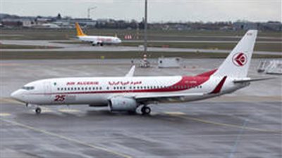 تفاصيل هبوط طائرة جزائرية بمطار القاهرة بسبب انفجار المحرك