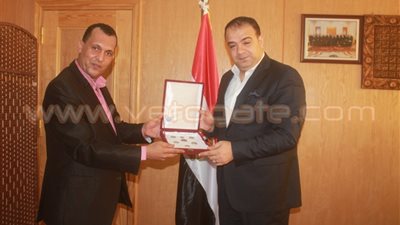 مدرس يهدي محافظ الفيوم عملة تذكارية ترجع لعهد الخديو إسماعيل