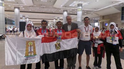 بالصور.. وصول بطل التنس في الأولمبياد إلى مطار القاهرة