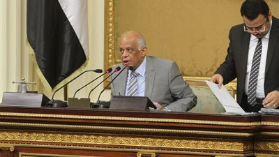 رفع جلسة البرلمان 5 دقائق.. وعبد العال: هناك نواب محضروش سوى 4 جلسات