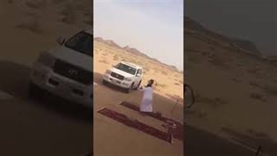 شاب خليجي يلقن صديقه درسا قاسيا بسبب مقلب (فيديو)