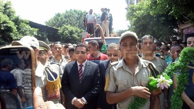 بالفيديو والصور.. محافظ الشرقية يشارك في تشييع جثمان شهيد أبوحماد