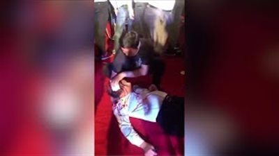 لقطات مروعة لسقوط أضواء مسرح على فرقة موسيقية (فيديو)