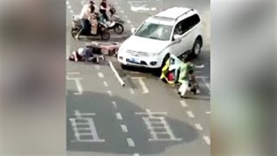 سائق عجوز يدهس المارة بسيارته (فيديو)