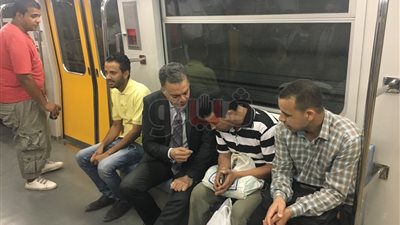 وزير النقل في جولة مفاجئة بالخط الثالث للمترو بعد زيادة الأسعار