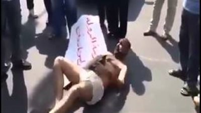 بالفيديو.. متظاهر عراقي يتعرى في الشارع احتجاجا على تأخر راتبه