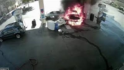 اشتعال النيران في سيارة فورد موستنج بمحطة وقود بولاية أريزونا (فيديو)