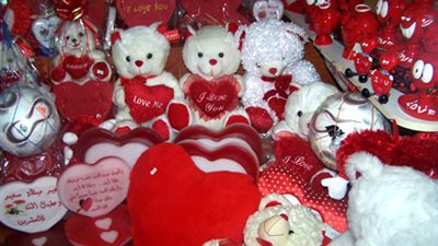 دباديب عيد الحب تتحدى محاكمة المعزول