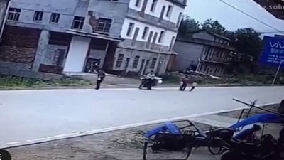 لحظة دهس سيارة مسرعة طفلة أثناء عبورها الطريق (فيديو)