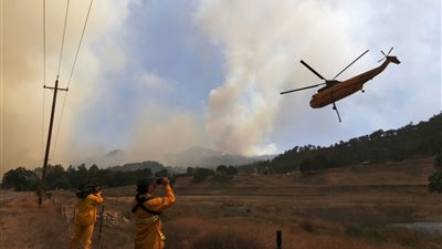 بالفيديو والصور.. إجلاء آلاف الأمريكيين في كاليفورنيا بسبب الحرائق