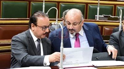 تزاحم النواب حول وزير الاتصالات لقضاء طلبات أبناء دوائرهم
