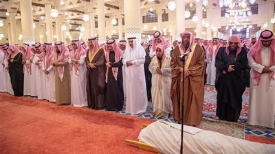 العاهل السعودي يؤدي صلاة الجنازة على الأمير متعب بن عبدالعزيز 