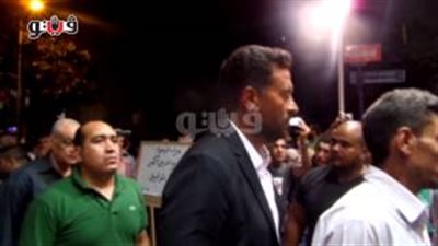 بالفيديو.. ماجد المصري وأيمن يونس في عزاء والد رامز جلال