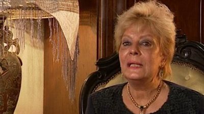 نادية لطفي ومحمد هنيدي يصلان عزاء جلال توفيق