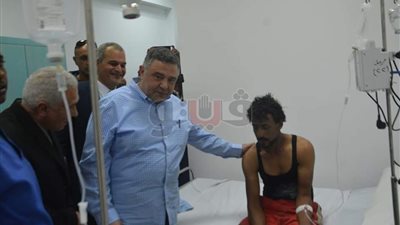 5 صور ترصد زيارة محافظ البحر الأحمر لمصابي حريق مركب صيد