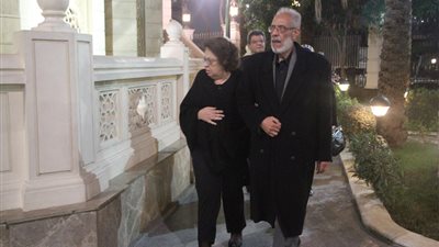 الحلفاوي وفردوس عبد الحميد أول الحضور في عزاء زوجة عبد الرحمن أبو زهرة