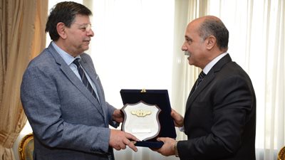 الفريق يونس المصرى يستقبل حفيد رائد الطيران المدني