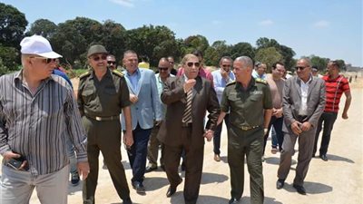 حملة لإزالة التعديات بمحور بحيرة الصيادين في اﻹسماعيلية (صور)