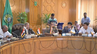 بالصور.. محافظ الإسماعيلية يكرم ممثلي الشركات المنفذة للقناة الجديدة