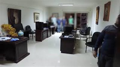 أجهزة استقبال و2500 نظارة ثلاثية الأبعاد مضبوطات بمقر شبكة قنوات إباحية (فيديو)